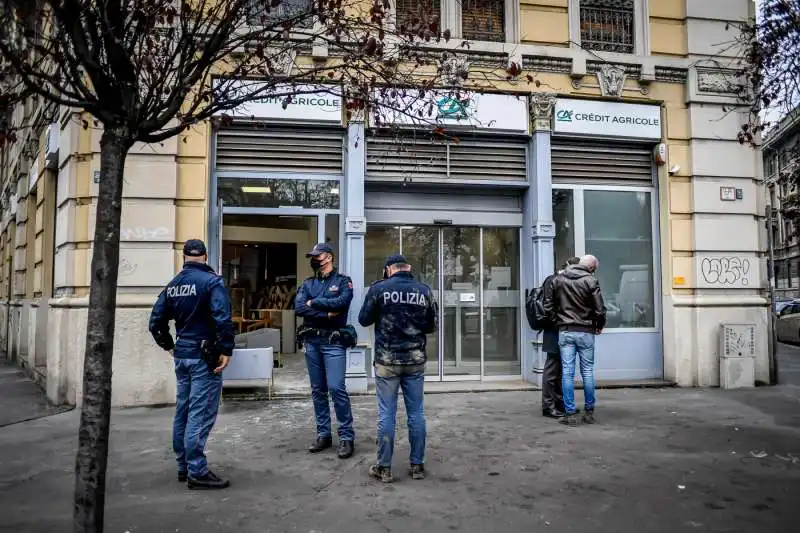 milano, rapina alla filiale di credit agricole di piazza ascoli  7