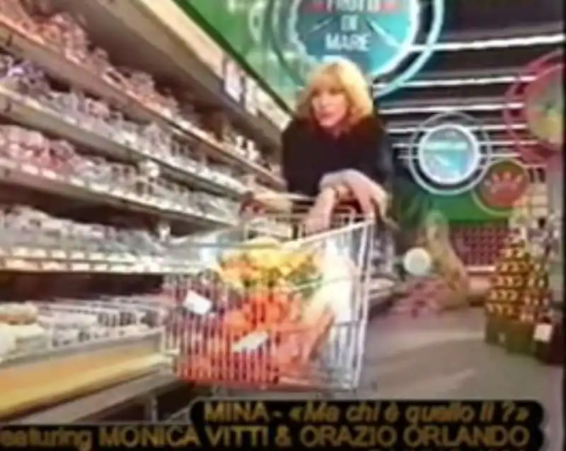 monica vitti sexy al supermercato 