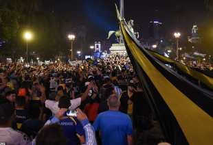 morte maradona tifosi in piazza