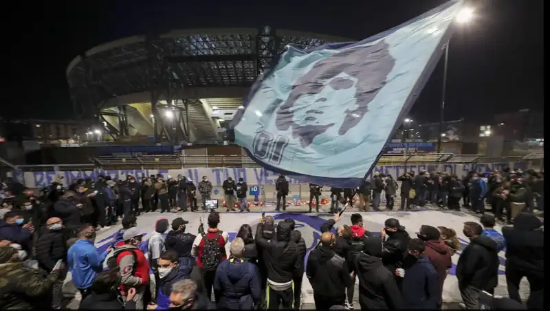 morte maradona tifosi in piazza 3