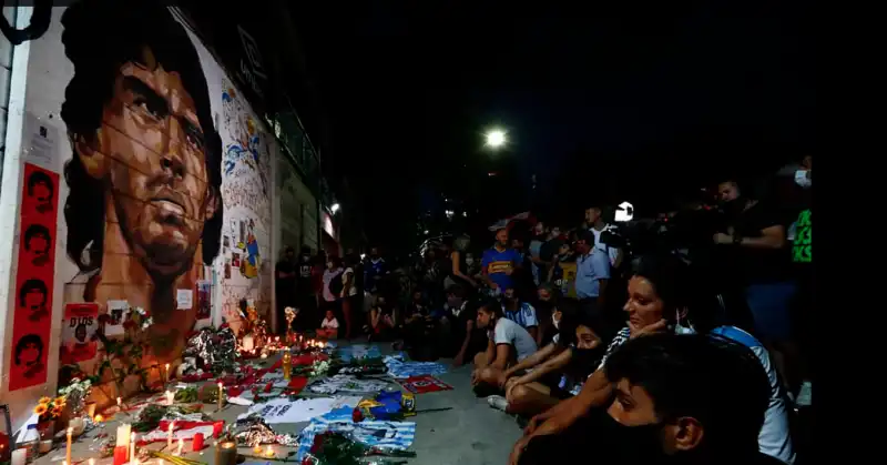 morte maradona tifosi in piazza 4