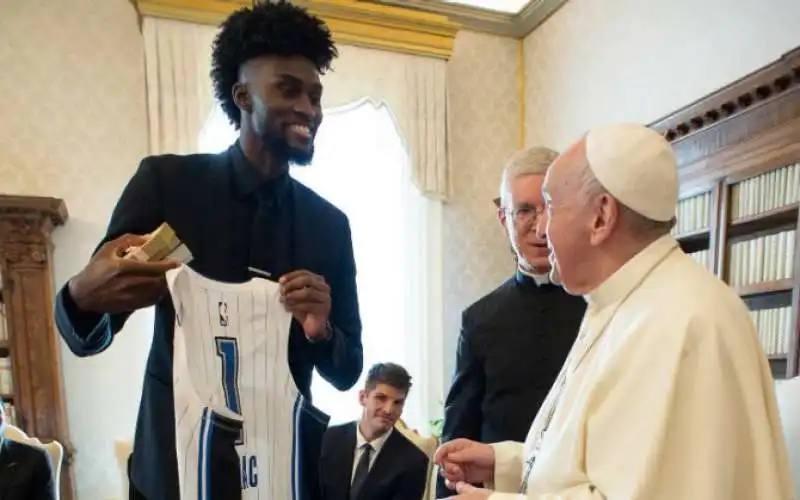 papa  francesco   bergoglio incontra  giocatori nba