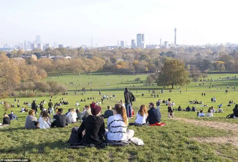 parchi affollati a londra nonostante il lockdown 5