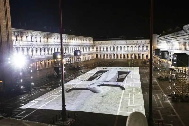 playstation illumina piazza san marco a venezia per il lancio di ps5  11