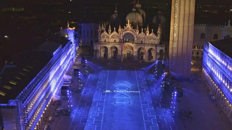 playstation illumina piazza san marco a venezia per il lancio di ps5  12