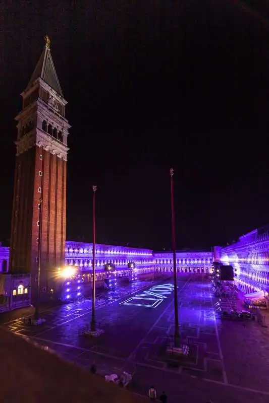 playstation illumina piazza san marco a venezia per il lancio di ps5  2