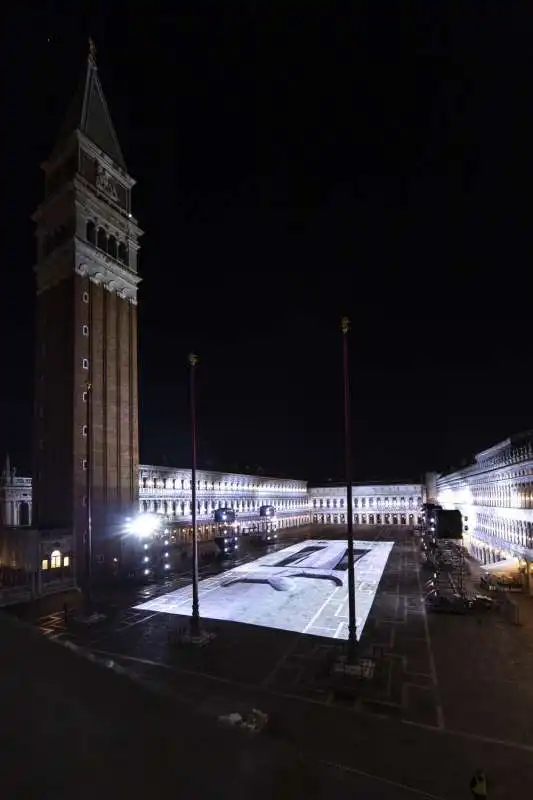 playstation illumina piazza san marco a venezia per il lancio di ps5  3