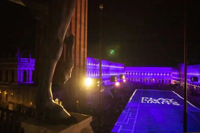 playstation illumina piazza san marco a venezia per il lancio di ps5  4