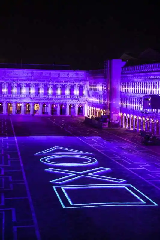 playstation illumina piazza san marco a venezia per il lancio di ps5  7