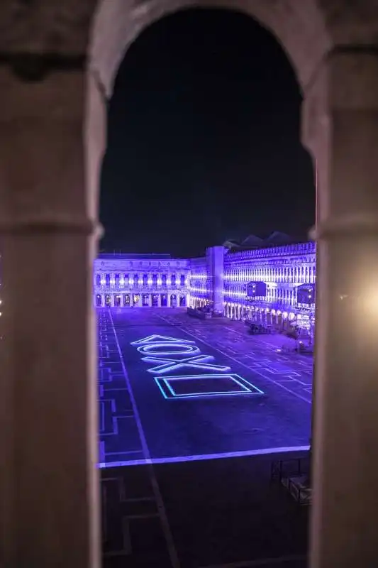 playstation illumina piazza san marco a venezia per il lancio di ps5  8