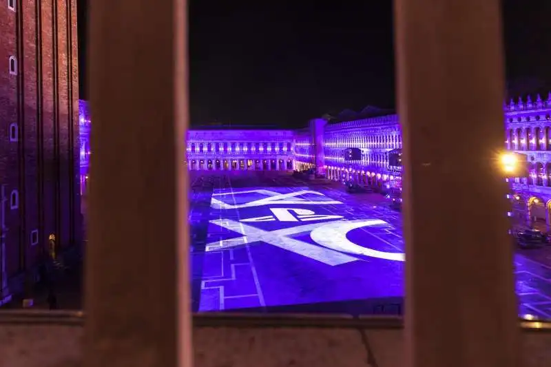 playstation illumina piazza san marco a venezia per il lancio di ps5  9