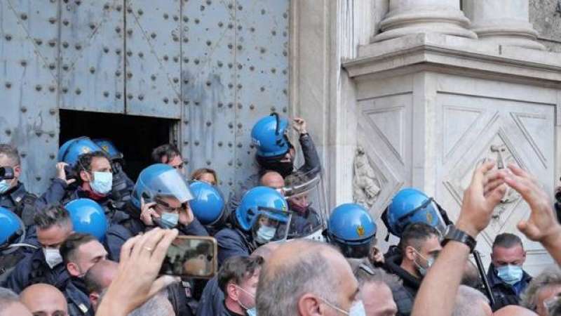 poliziotti levano il casco davanti agli operai di arcelor mittal