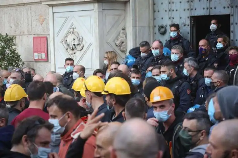 protesta dei lavoratori di arcelor mittal genova