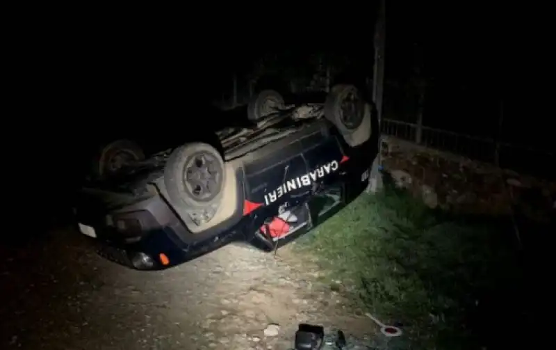 ristoratore ribalta auto carabinieri