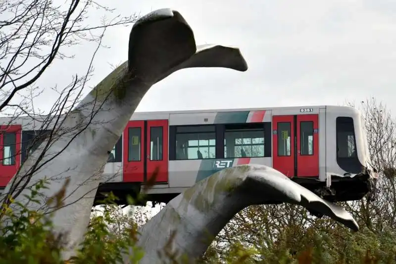 rotterdam, un vagone della metro deraglia e atterra su una scultura 1