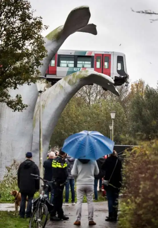 rotterdam, un vagone della metro deraglia e atterra su una scultura 1