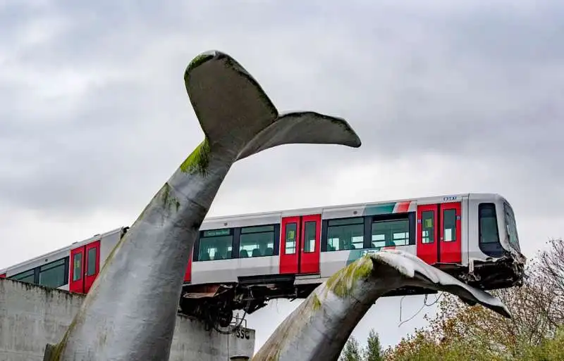 rotterdam, un vagone della metro deraglia e atterra su una scultura 2