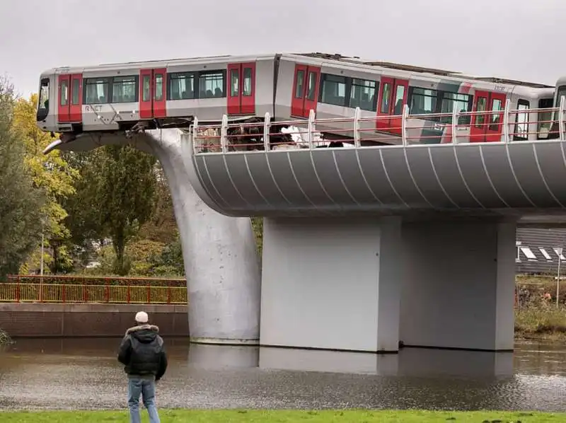 rotterdam, un vagone della metro deraglia e atterra su una scultura 3