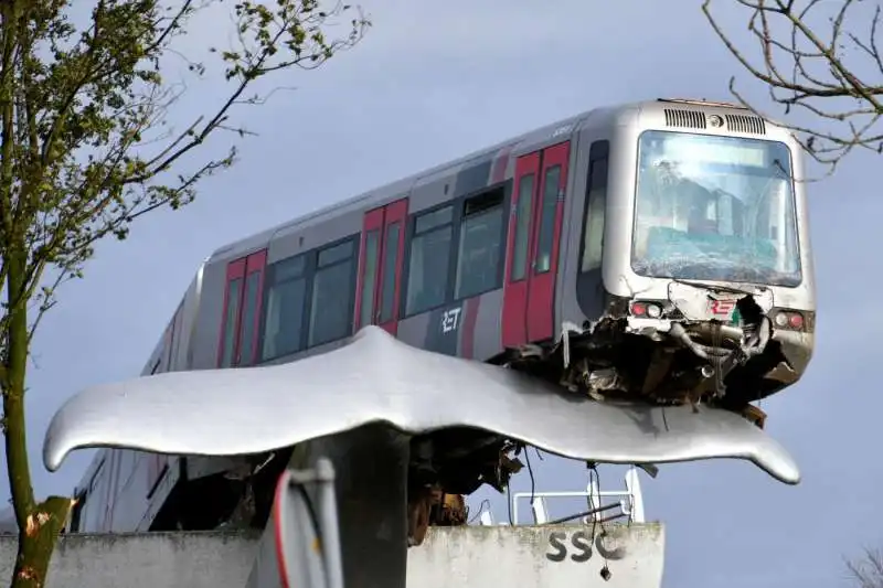 rotterdam, un vagone della metro deraglia e atterra su una scultura 4