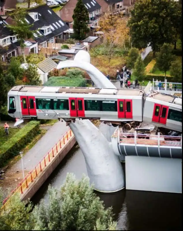 rotterdam, un vagone della metro deraglia e atterra su una scultura 4