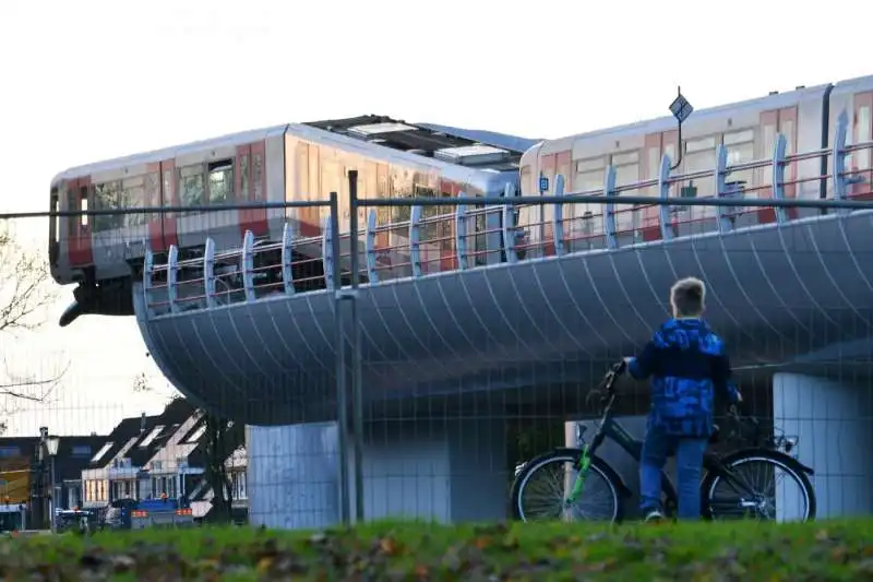 rotterdam, un vagone della metro deraglia e atterra su una scultura 5