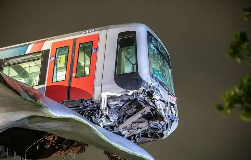 rotterdam, un vagone della metro deraglia e atterra su una scultura 5