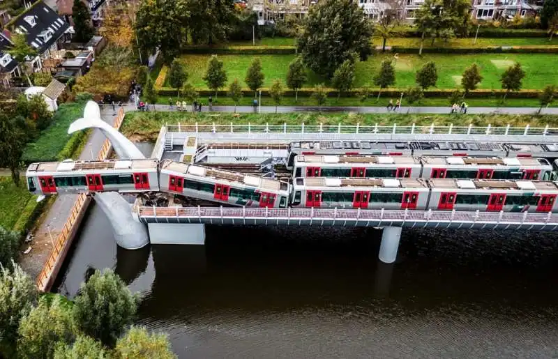 rotterdam, un vagone della metro deraglia e atterra su una scultura 6