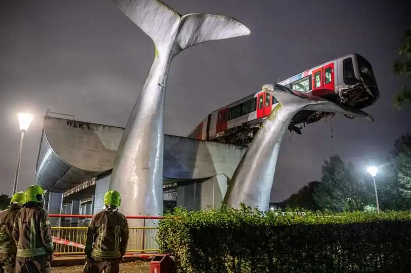 rotterdam, un vagone della metro deraglia e atterra su una scultura 8