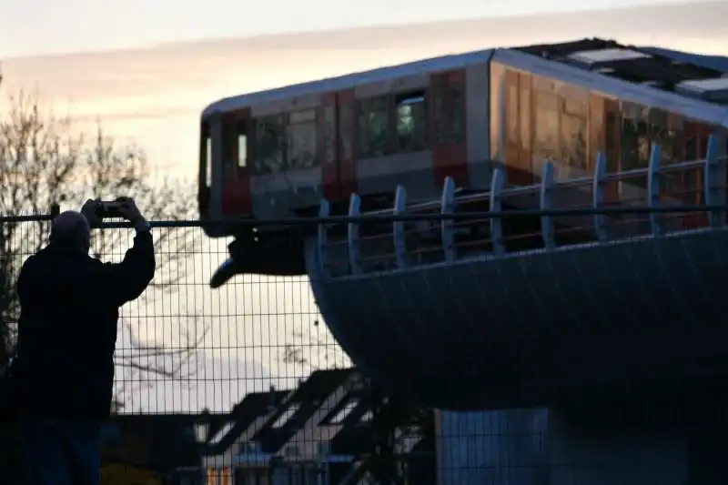 rotterdam, un vagone della metro deraglia e atterra su una scultura 9