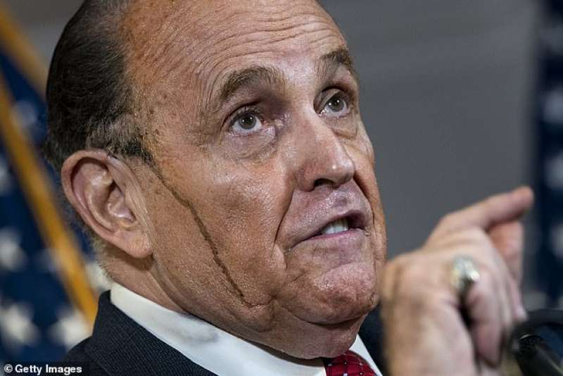 rudy giuliani con la tinta colata