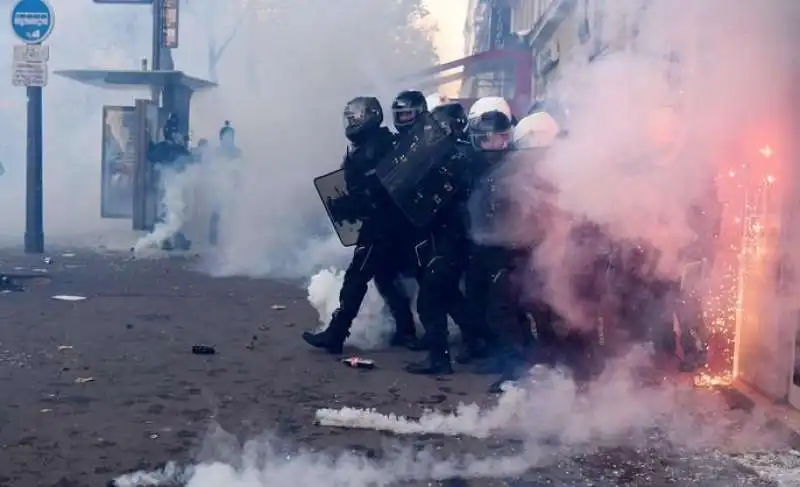 scontri marcia liberta' a parigi 8