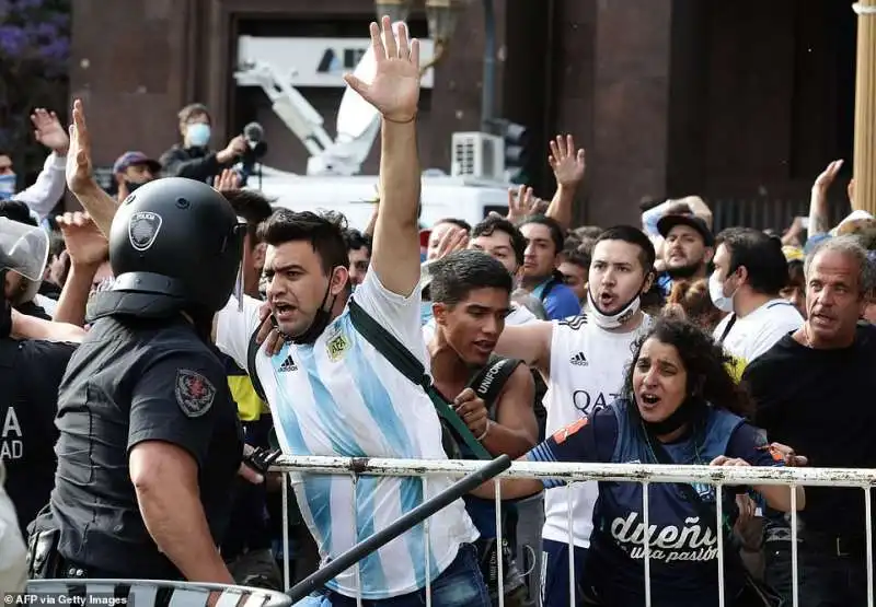 scontri tifosi polizia