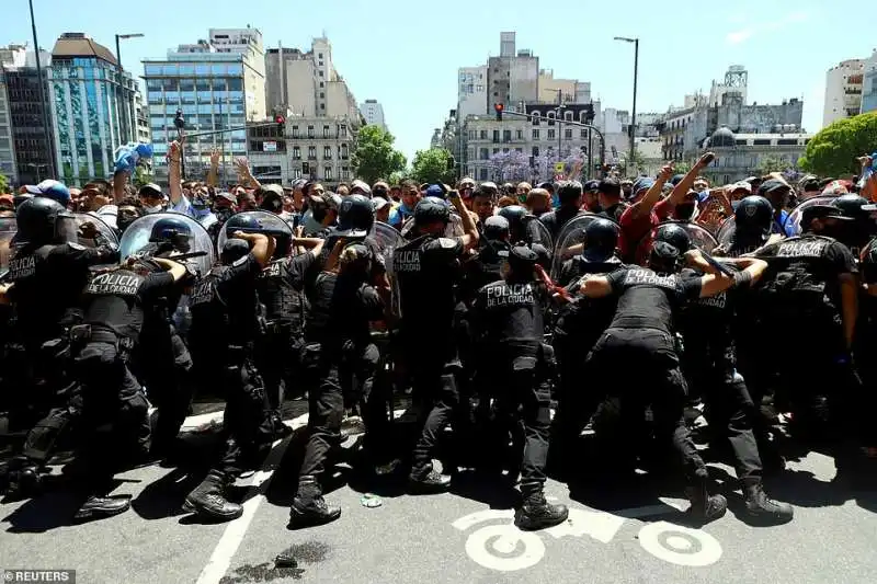 scontri tifosi polizia