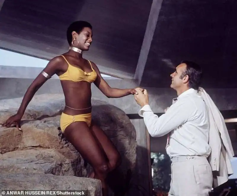 sean connery con trina parks   prima bond girl nera   in 007 una cascata di diamanti 1