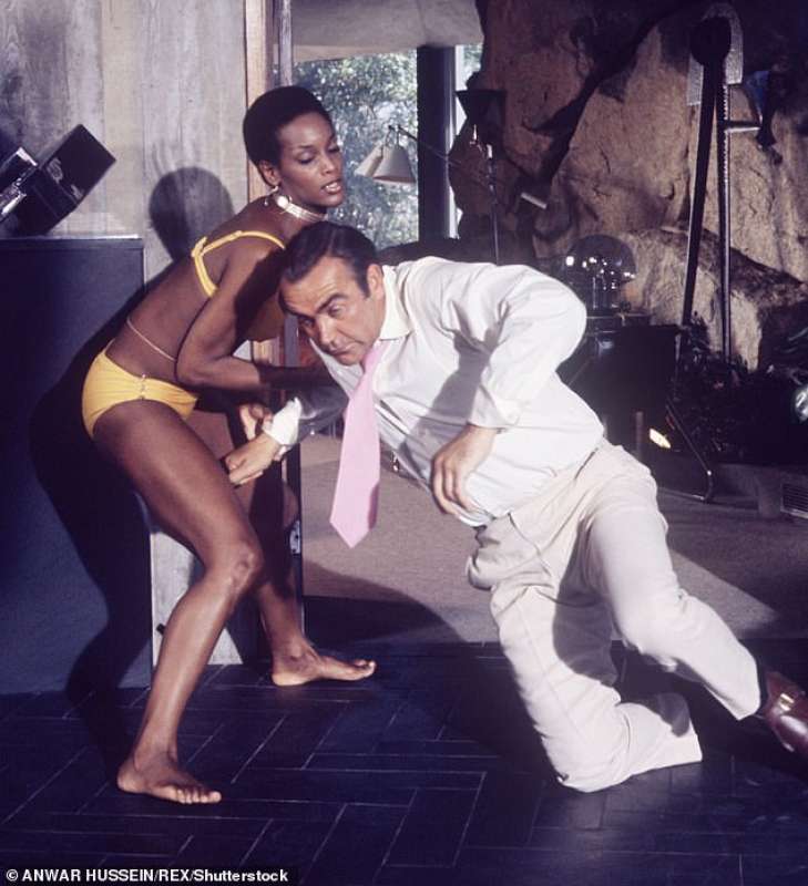 sean connery con trina parks prima bond girl nera in 007 una cascata di diamanti