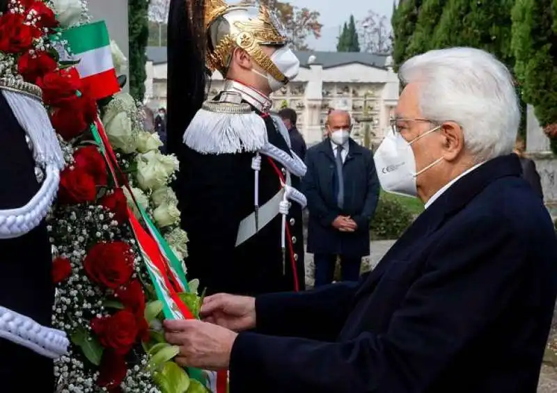 sergio mattarella in visita al cimitero di castegnato