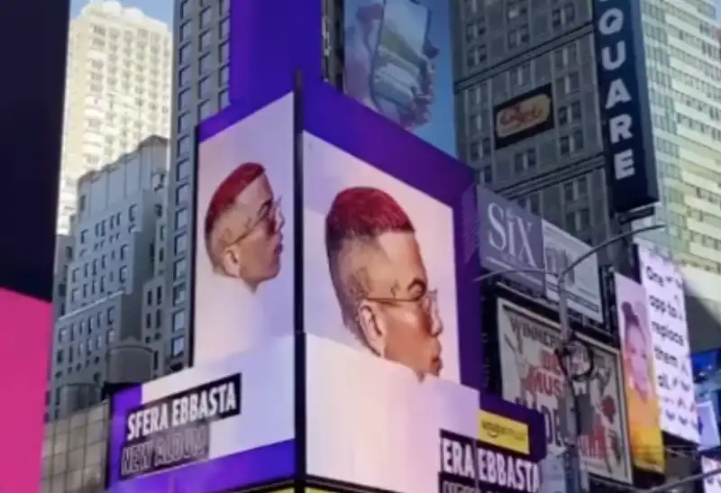 sfera ebbasta a time square  