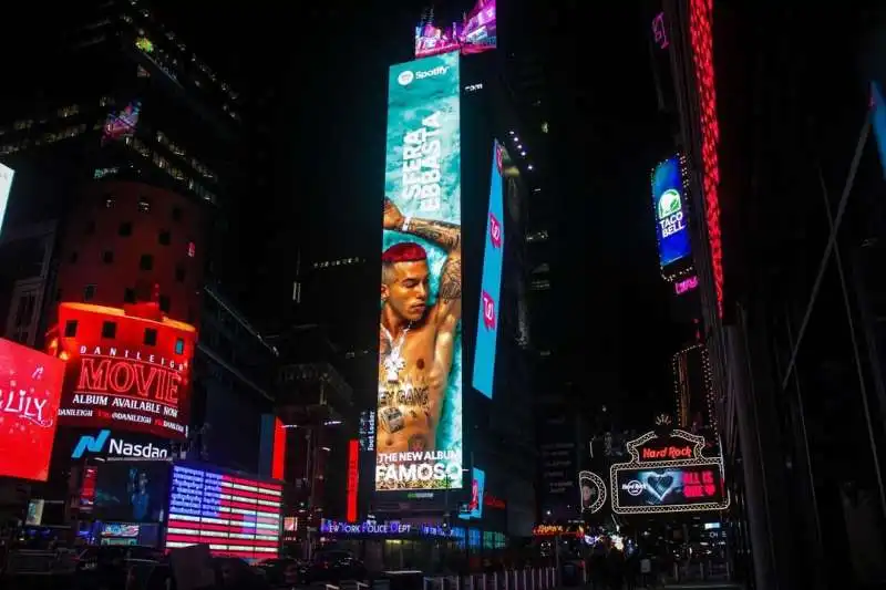 sfera ebbasta a time square