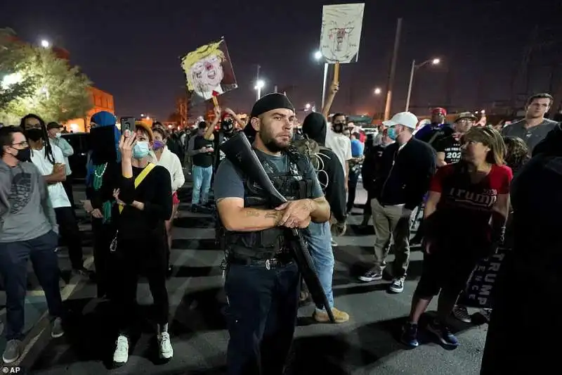 supporter di trump davanti ai seggi dell arizona