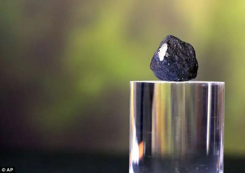 un frammento del meteorite caduto nel lago strawberry, in michigan