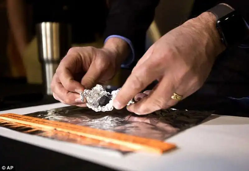 un frammento del meteorite caduto nel lago strawberry, in michigan 