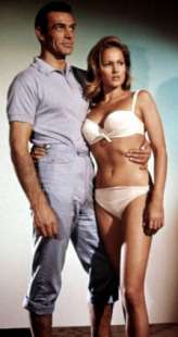 ursula andress e sean connery 007 licenza di uccidere 1