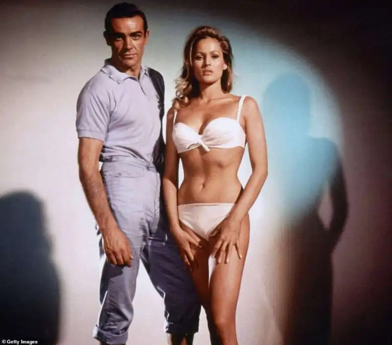 ursula andress e sean connery   007 licenza di uccidere 2