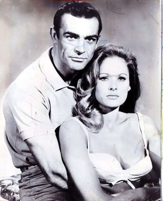 ursula andress e sean connery   007 licenza di uccidere 4