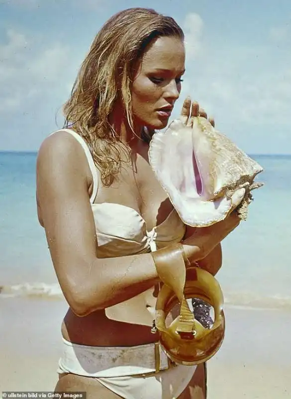 ursula andress in 007 licenza di uccidere