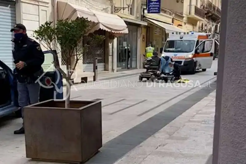 VITTORIA - DISABILE IN CARROZZINA VIENE RIPRESO MENTRE MUORE