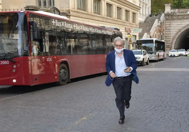 vittorio sgarbi di corsa  foto di bacco