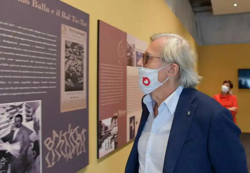 vittorio sgarbi visita il bal tic tac   foto di bacco (2)