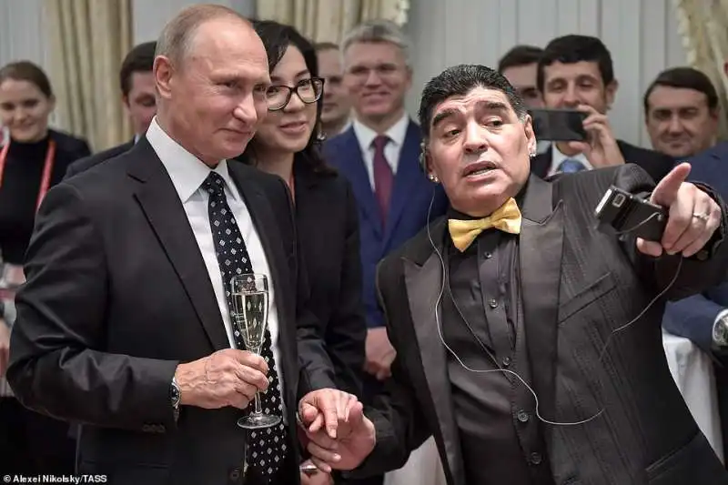 vladimir putin con diego armando maradona nel 2018 