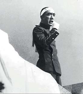 Yukio Mishima con la divisa della sua milizia privata